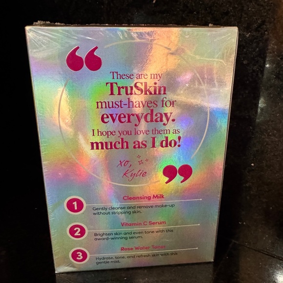 Exclusive TruSkin Kylie Bundle by Kylie Cantrall:Clean, Tone & Vitamin C Serum - Picture 5 of 9